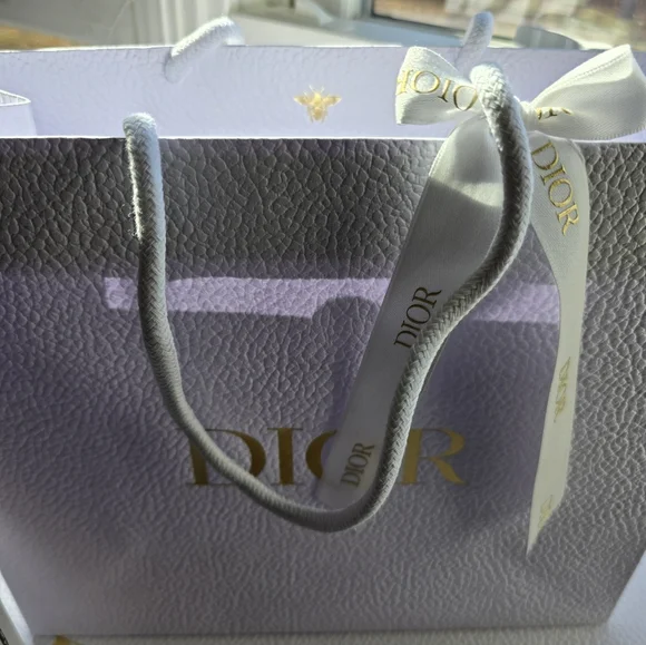 ‼️SOLD‼️Dior Beauty 4-Piece Bundle: Notebook, Compact Mirror, Hair Accessories - Picture 6 of 6